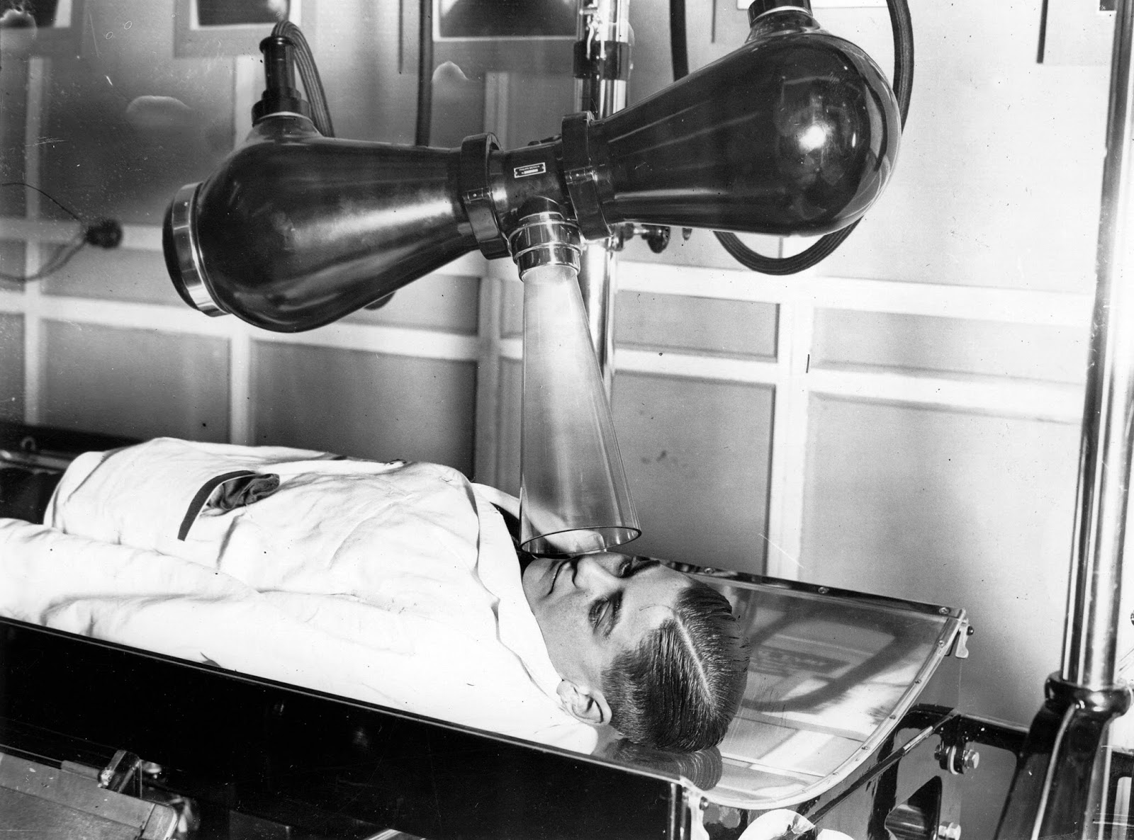 15 Incredible Vintage Photos of People Getting XRays Over the Decades