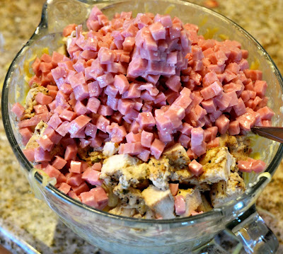 chicken cordon bleu casserole: Mixture in a bowl