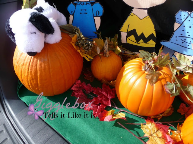how to make a Peanuts theme for trunk-or-treat, creating the pumpkin patch from It's the Great Pumpkin Charlie Brown for a trunk-or-treat theme,