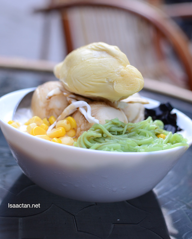One piece of yummy D24 durian on a bed of 3 scoops of Sangkaya coconut ice cream and sweet chendol