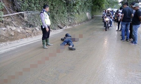 Jenazah korban saat berada di lokasi kejadian. Jenazah korban saat berada di lokasi kejadian.