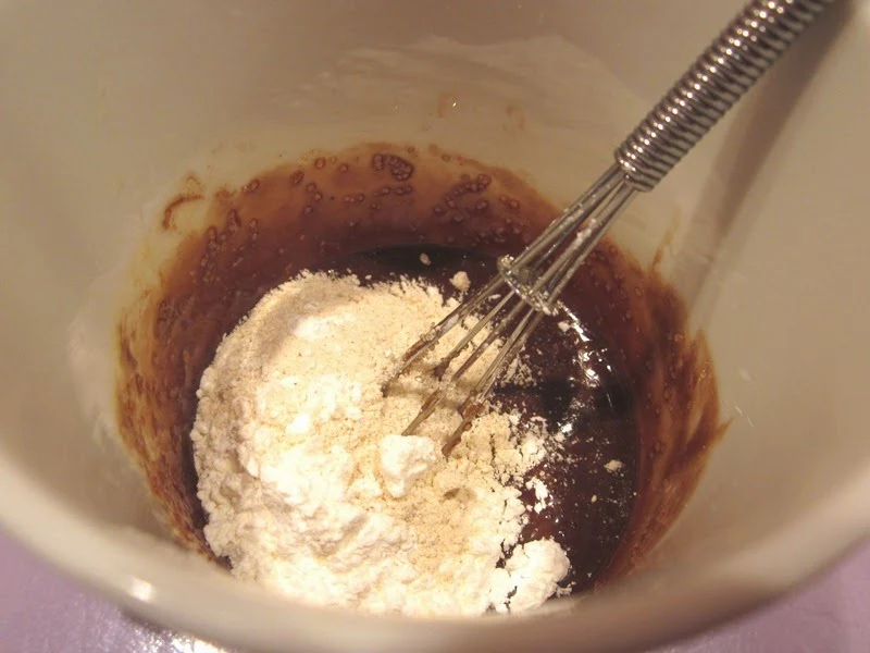 Mug cake chocolat granola banane, sans gluten