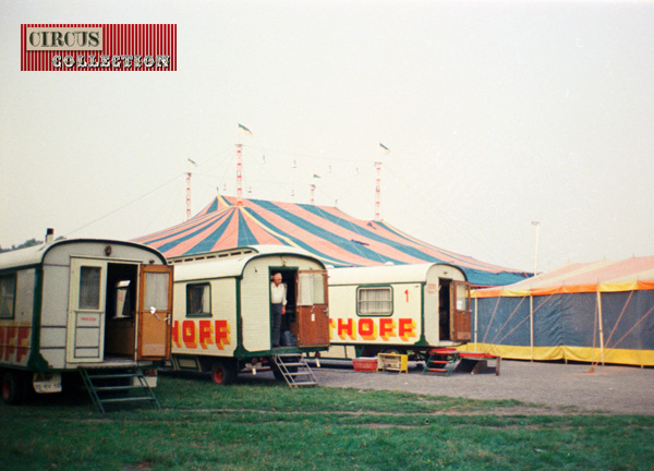 Chapiteau et roulottes d'habitation du cirque Althoff