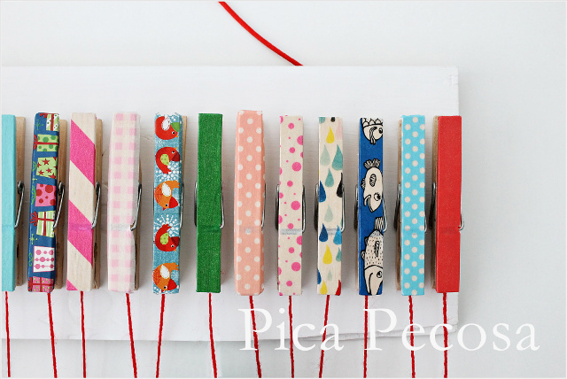 calendario-adviento-diy-trozo-madera-pinzas-ropa-adornadas-washi-tape-cajas-papel-forma-estrella