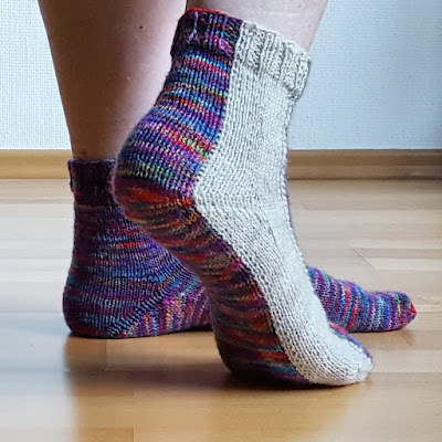 Seitenstreifen Socks - free knitting pattern by Knitting and so on