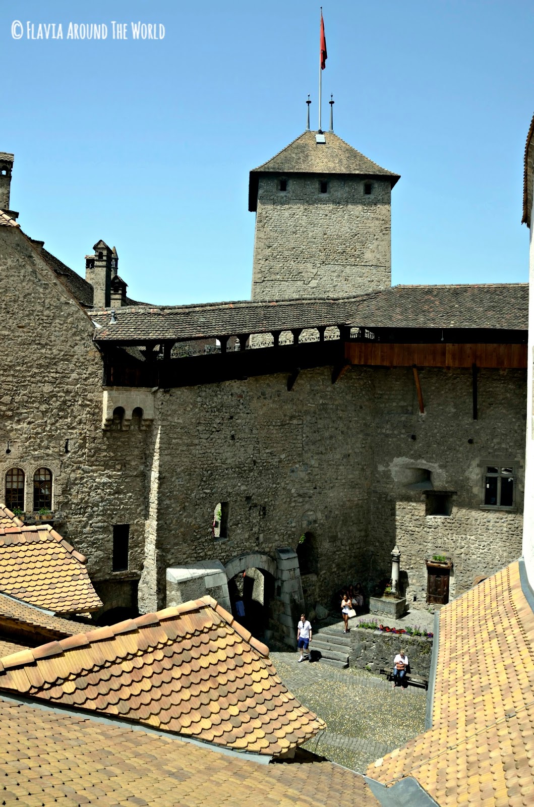 Patio y torre del castillo Patio y torre del castillo de Chillon, Suiza