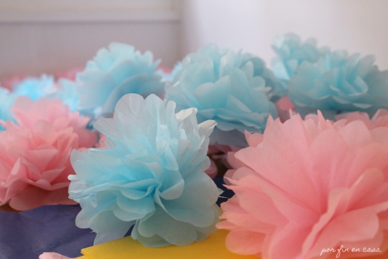 Cómo hacer flores y pompones de papel de seda | Decoración