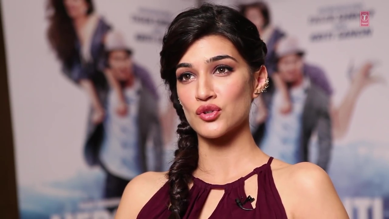 BOLLYWOOD TALL ACTRESS: Bollywood Actress KRITI SANON hOT LIPS,TONGUE