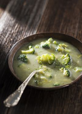 Makkelijk recept om lekkere broccolisoep te maken met gekarameliseerde ui en broccoli, gepureerd en gebonden met een witte roux