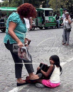 Φωτο Σοκ ! Γυναίκα κλωτσάει κοριτσάκι στην Ακρόπολη !!!