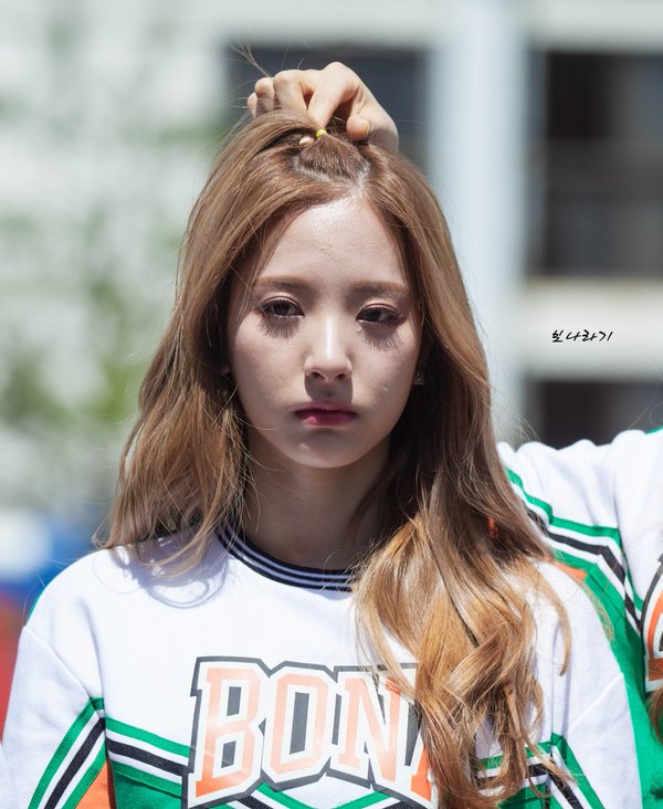 Netizens Praise This Idol's Beauty Despite Messy Hair! | Daily K Pop News