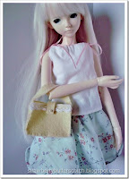 http://strawberrybutterscotch.blogspot.com/2016/07/5-week-cute-felt-bags-for-dolls-with.html