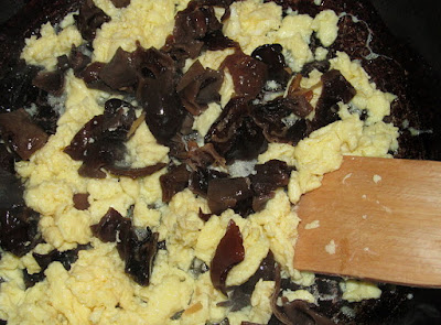 Жареный рис с грибами муэр (Цзидань Муэр Чаофань)