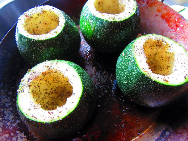 Okrugle tikvice punjene tunom 2 korak pripreme Round zucchinis stuffed with tuna by Laka kuharica: sprinkle with the mixture inside of each zucchini