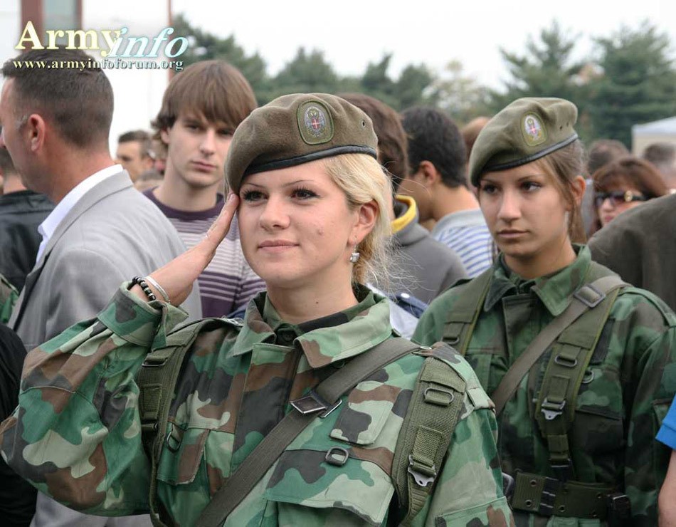 Армейские девочки. Женщины военные. Сербские девушки в военной форме. Женская армия. Польские женщины военные.