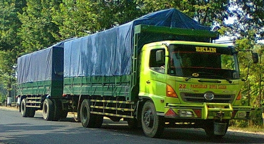 truk besar gandeng-hijau depan