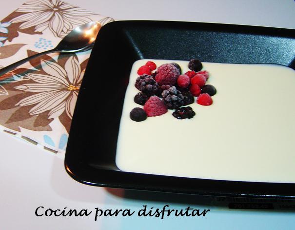 chupito de chocolate blanco con frutos rojos