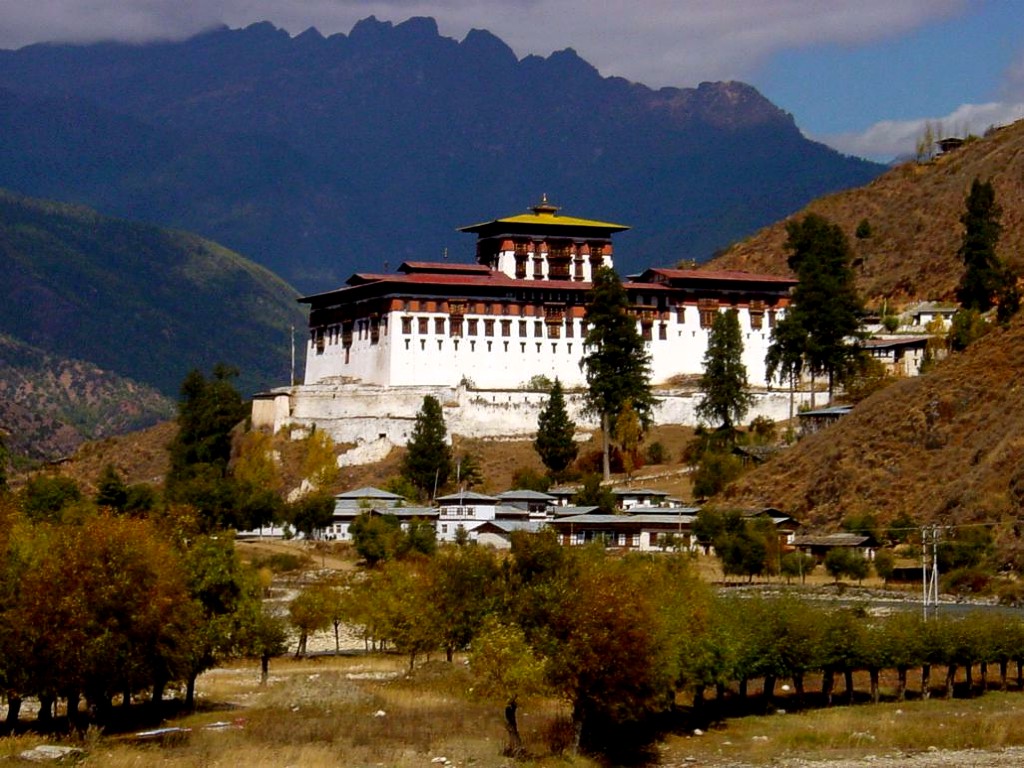 Бутан азия. Джакар-дзонг бутан. Бутан столица. Стадион в бутане монастырь. Аэропорт паро в бутане.