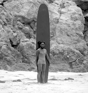 kahanamoku duke beach 1920 surfing longboard waikiki statue wiki huntington historic domain public everipedia surfboard