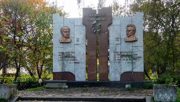Угерсько. Пам’ятник Шевченка та Франка