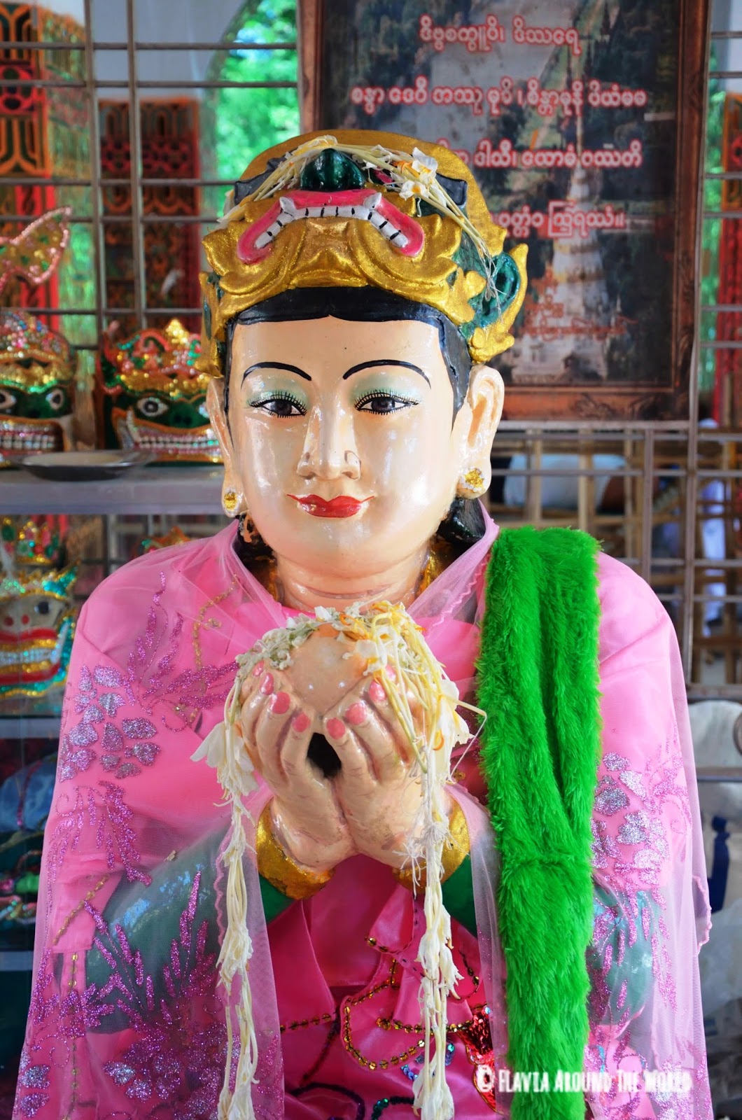 Sanda Muhki, la ogresa que ofreció sus pechos cortados a Budha en Mandalay Hill, Myanmar Sanda Muhki, la ogresa que ofreció sus pechos cortados a Budha en Mandalay Hill, Myanmar