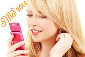 Jolie femme reçoit un SMS de bonne année