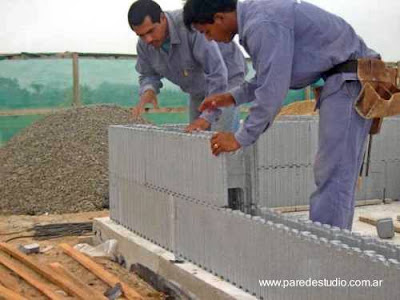 Tarea de levantar muros exteriores de una casa Construcción de paredes con paneles estructurales