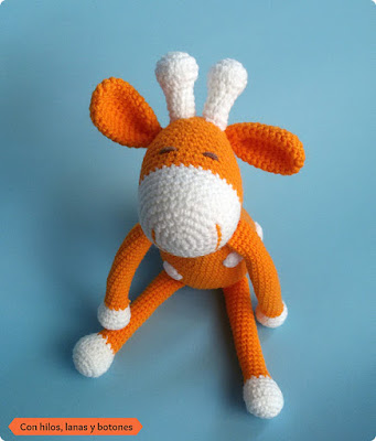 Con hilos, lanas y botones: jirafa amigurumi naranja