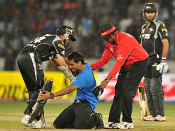 Dada fan breached security to meet him in the Pune vs. Hyderabad (IPL 2012) | Planet "M"