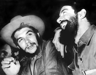 Fidel Castro y Ernesto "Che" Guevara Foto de Fidel Castro riéndose junto al Che Guevara