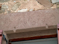 Inscripció a la llinda de la finestra del costat de la porta d'accés de Sant Feliu de Rodors