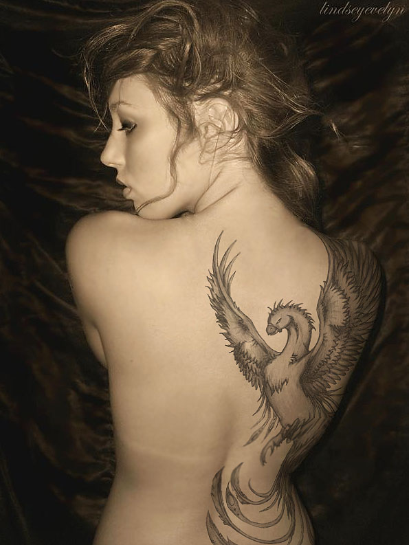 tatuaje de Ave Fenix En Mujer