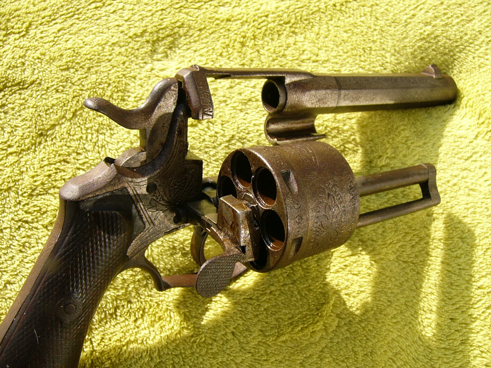 1 револьверы. 1 револьверы. первый револьвер кольт"патерсон". гладкоствольный револьвер дог 1. револьвер м1892.