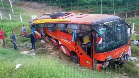 Bus barumun yang terjun dari jalan tol Bus barumun yang terjun dari jalan tol