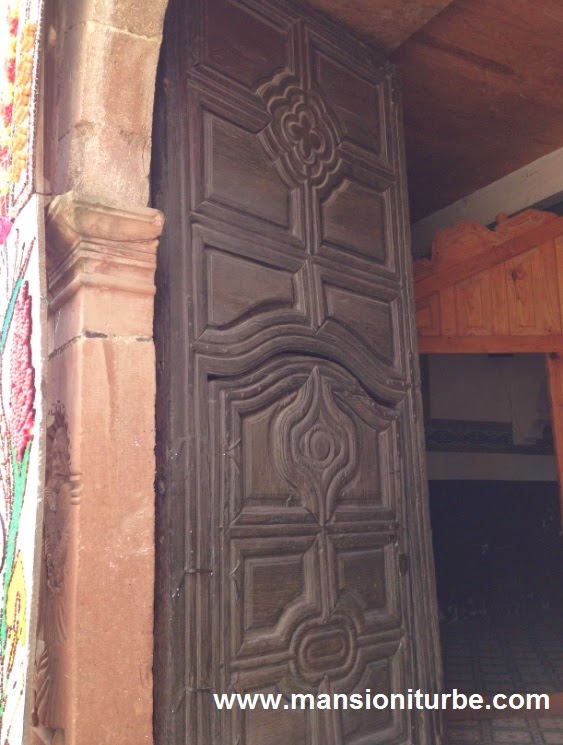 Puerta Antigua de Madera en el Templo de San Pedro en Jarácuaro, Michoacán