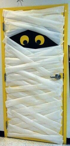 Puerta momia para decorar tu hogar en Halloween