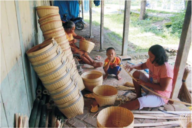 Mbah Ngasri dan Yunasri Sumurboto membuat anyaman dari bambu