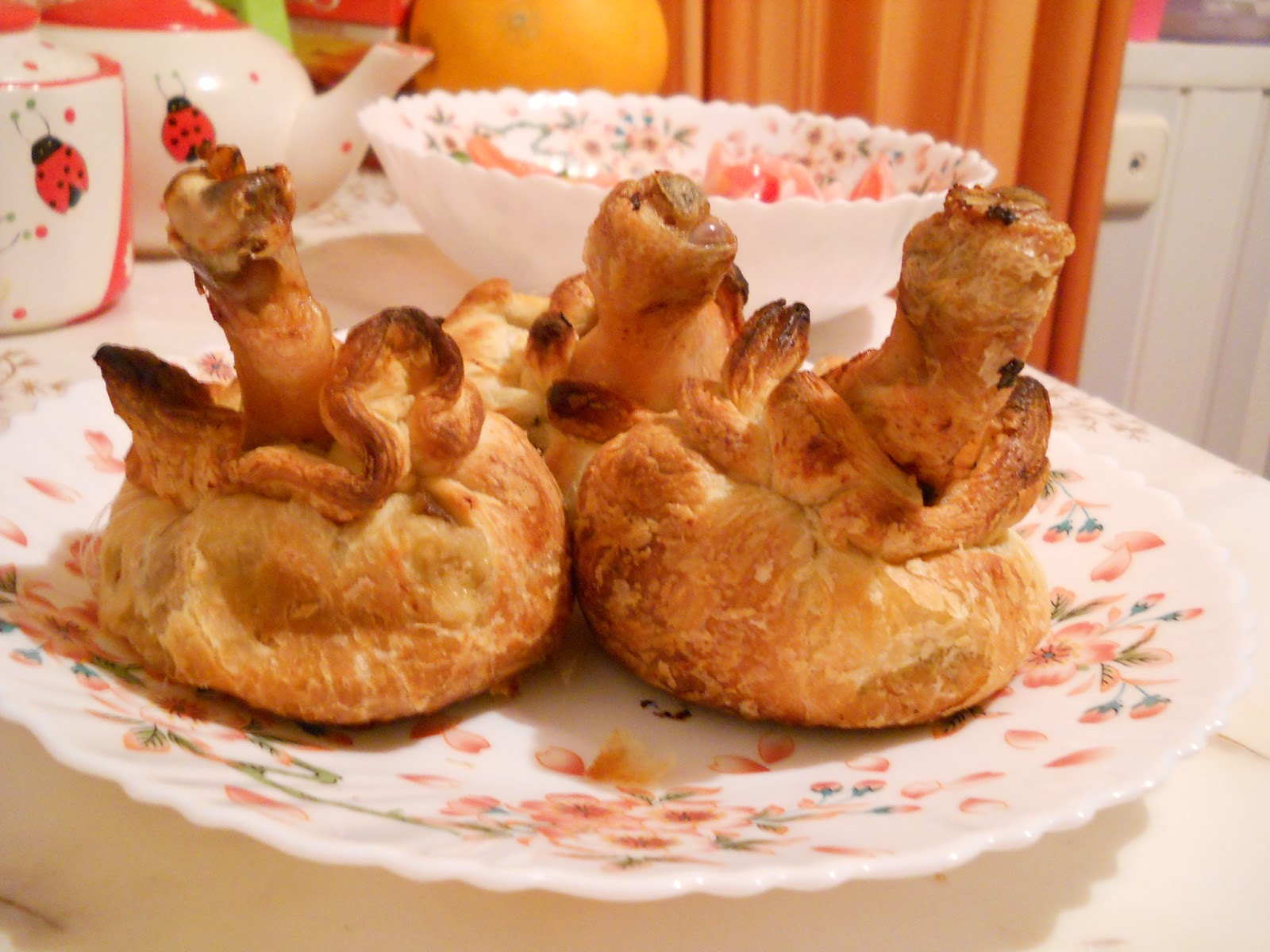 Куриные ножки в мешочке. Ножки в мешочке из слоеного теста. Куриные мешочки в тесте. Курица в мешочке из слоеного теста. Курица в мешочке.