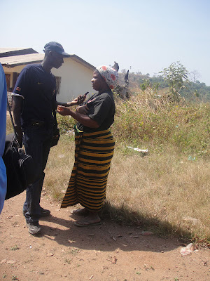 Woman talking to man in vonjamah Lofa, Liberia