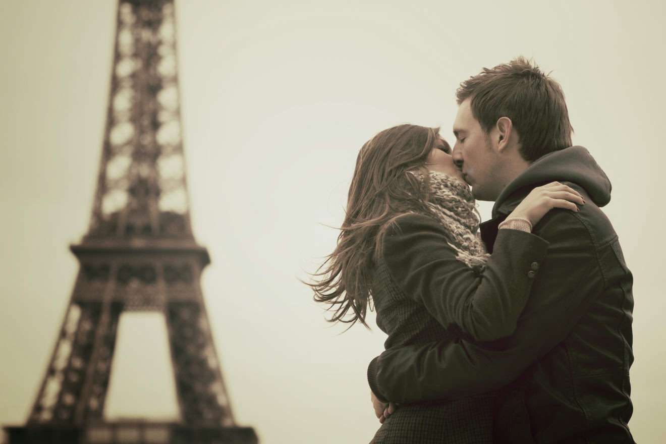 Наблюдать французский. Французский поцелуй. Французы и любовь. Поцелуй в Париже. Влюбленные в Париже.