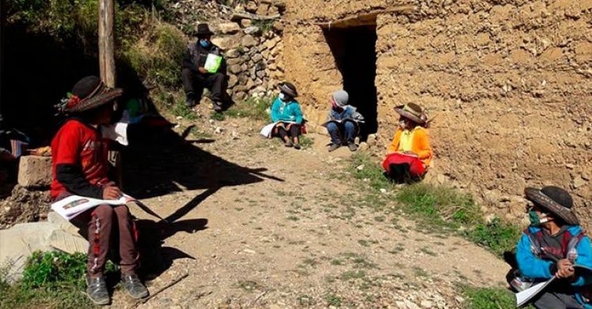 Profesor camina dos días para dar clases a estudiantes de bajos recursos en Ayacucho Profesor camina dos días para dar clases a estudiantes de bajos recursos en Ayacucho