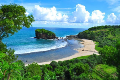 Wisata Pantai Paling Populer dan Menawan di Malang Selatan pantai kondang iwak
