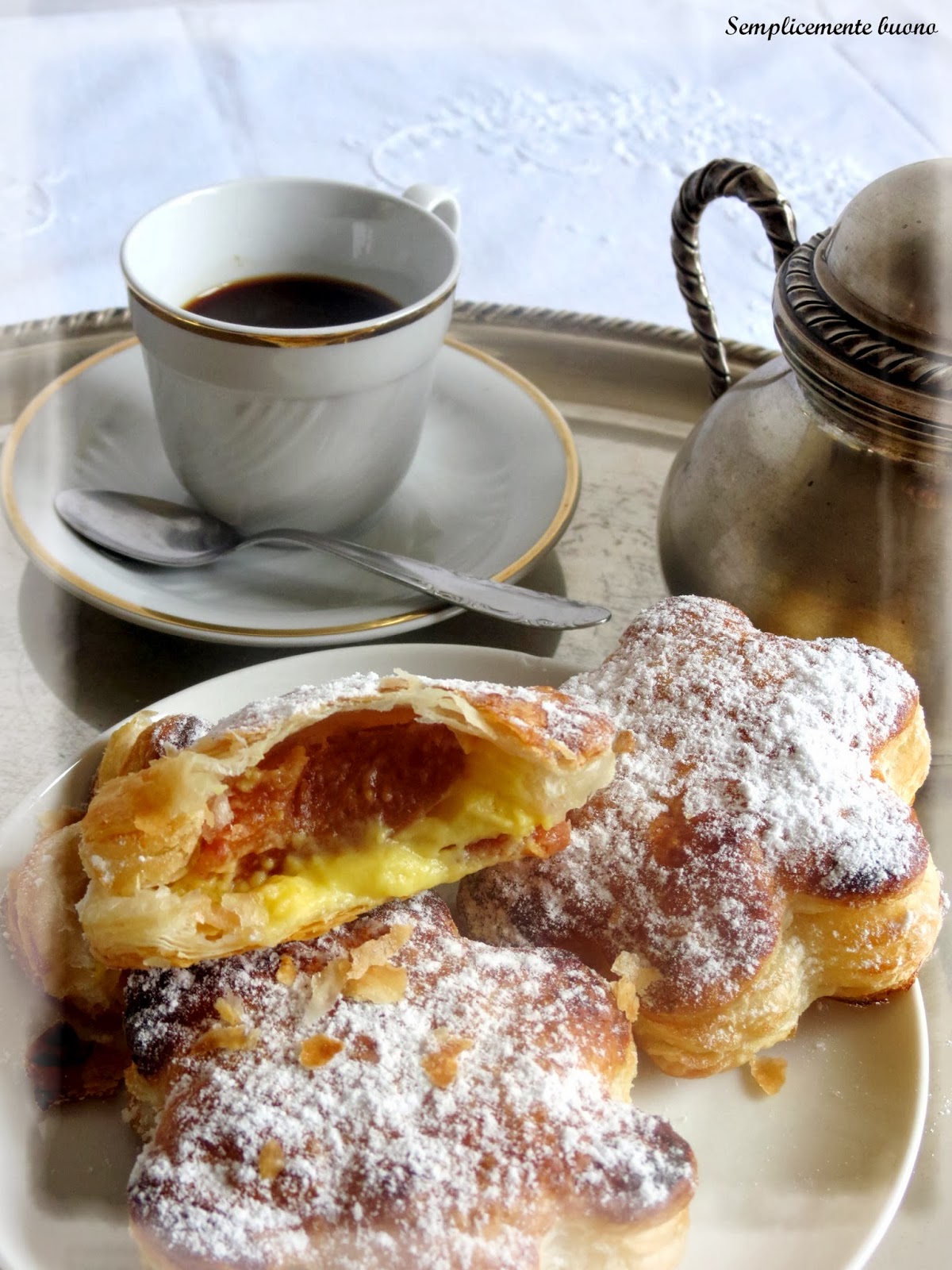 fiori di sfoglia con crema e albicocche al barbaresco