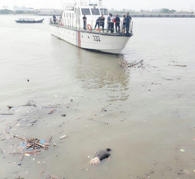 Jenazah korban saat mengambang di laut. Jenazah korban saat mengambang di laut.
