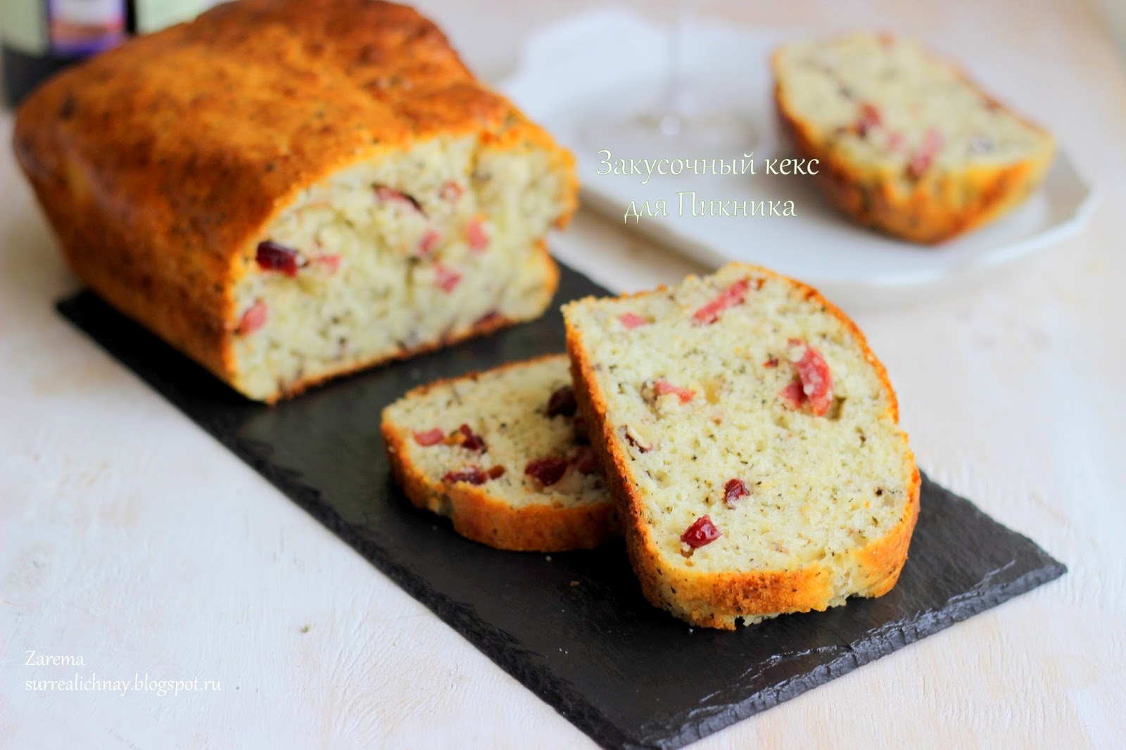 Закусочный кекс с ветчиной, сыром и оливками