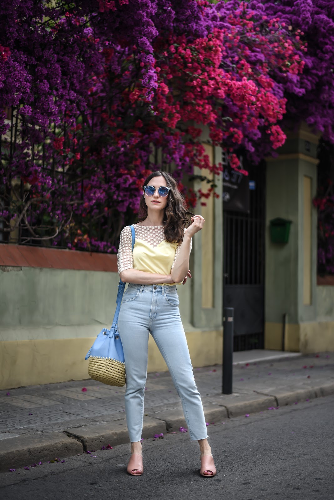 look_mules_shoes_jeans_street_style