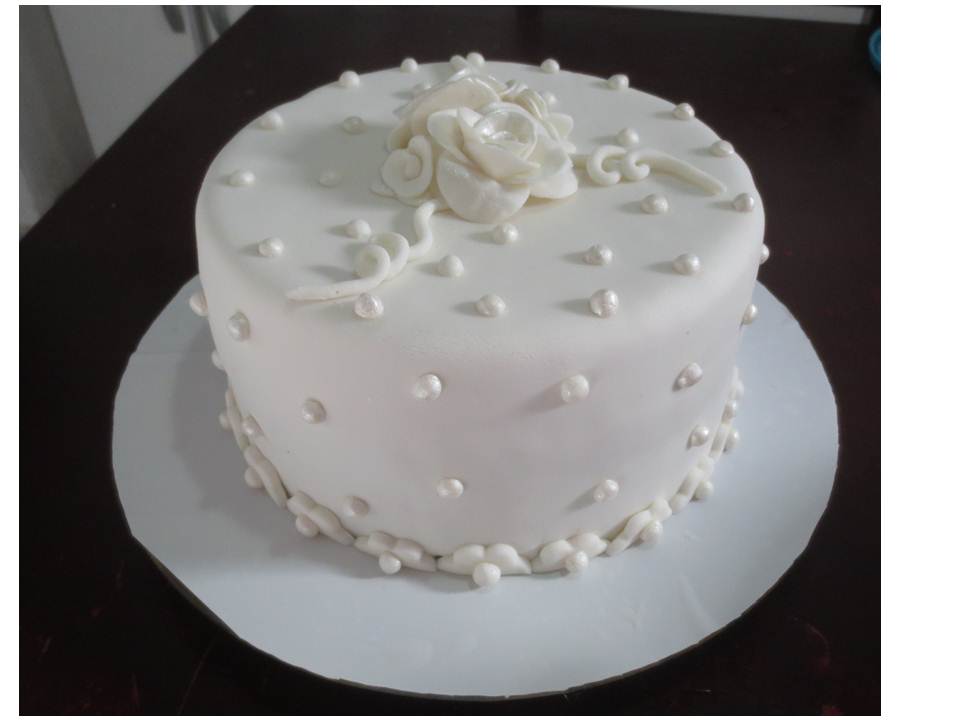 Bolo de casamento simples, Bolo Branco, Bolo com Pérolas Comestíveis, Bolo com Pasta Americana Bolo de casamento simples, Bolo Branco, Bolo com Pérolas Comestíveis, Bolo com Pasta Americana