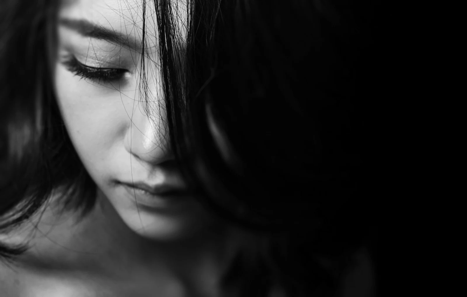 悲しい顔で俯いている女性