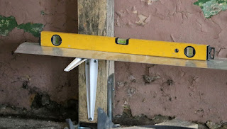 Keeping the brackets on a good level Keeping the brackets on a good level