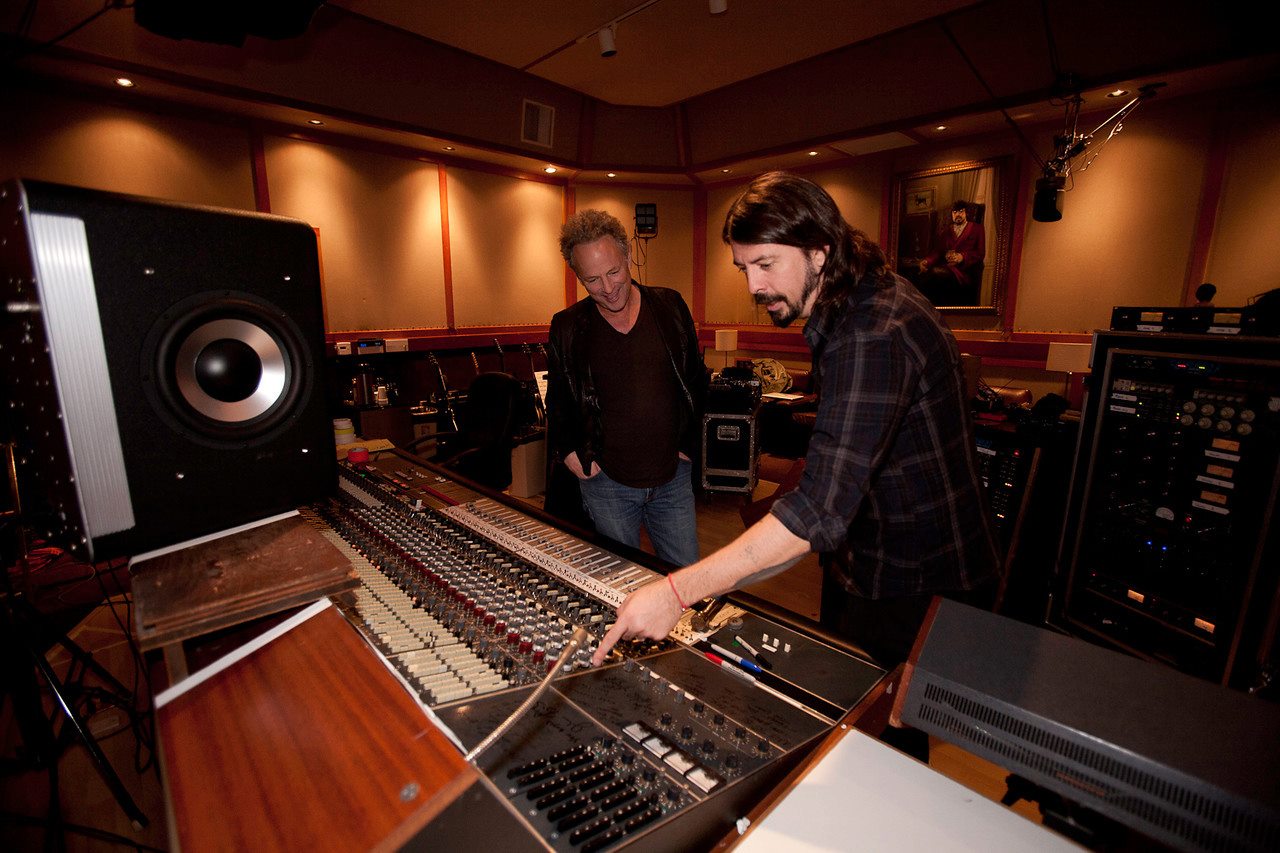 Отличным звучанием. Дэйв Грол студия звукозаписи. Студия звукозаписи саунд Сити. Студия Sound City Nirvana. Город звука Дэйв Грол.